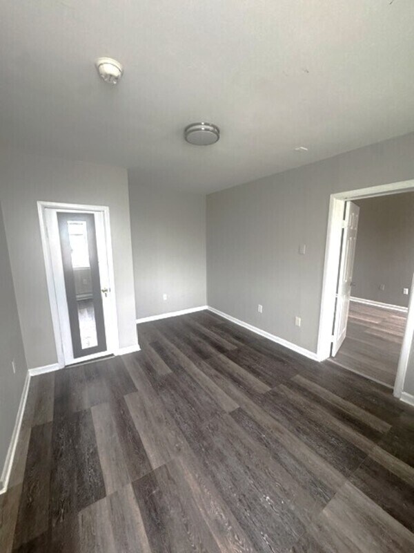 Building Photo - 2917 Poplar Terrace