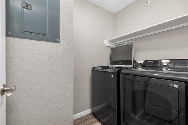 Building Photo - 8051 Bay Branch Dr