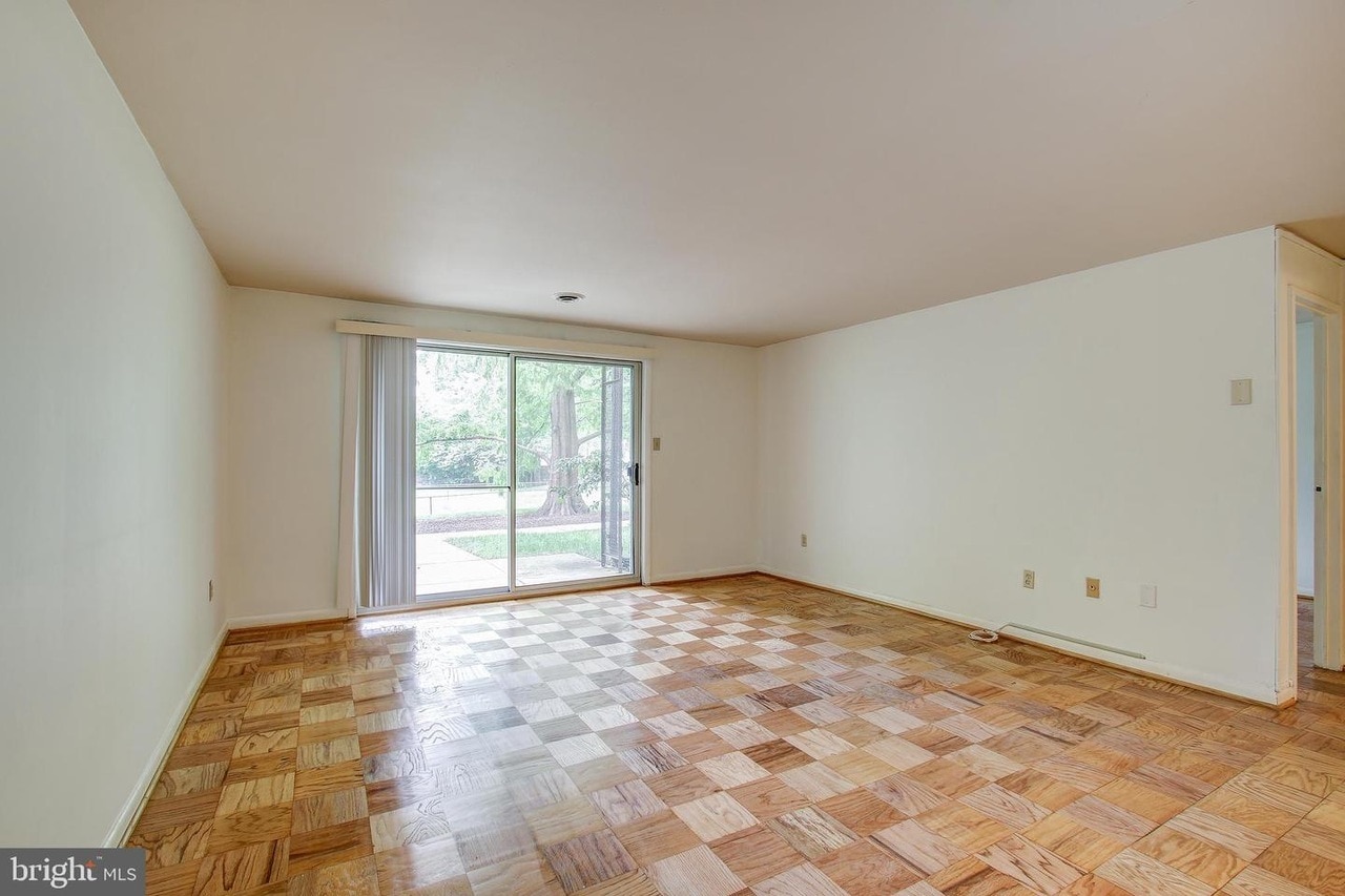 Living room - 10200 Rockville Pike