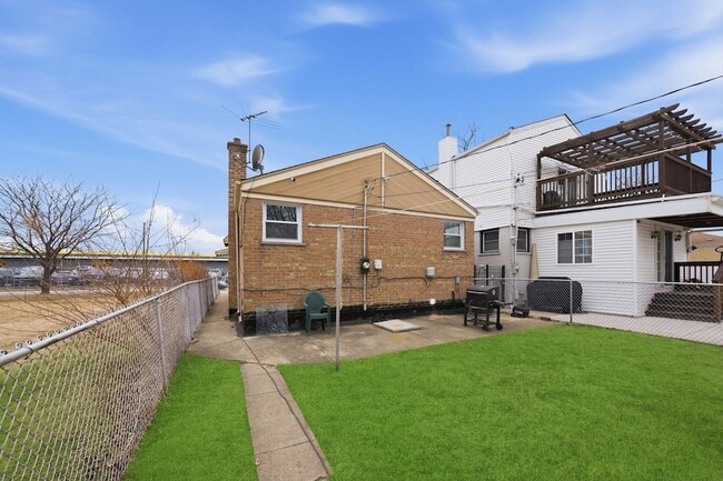 Building Photo - 4605 S Laramie Ave