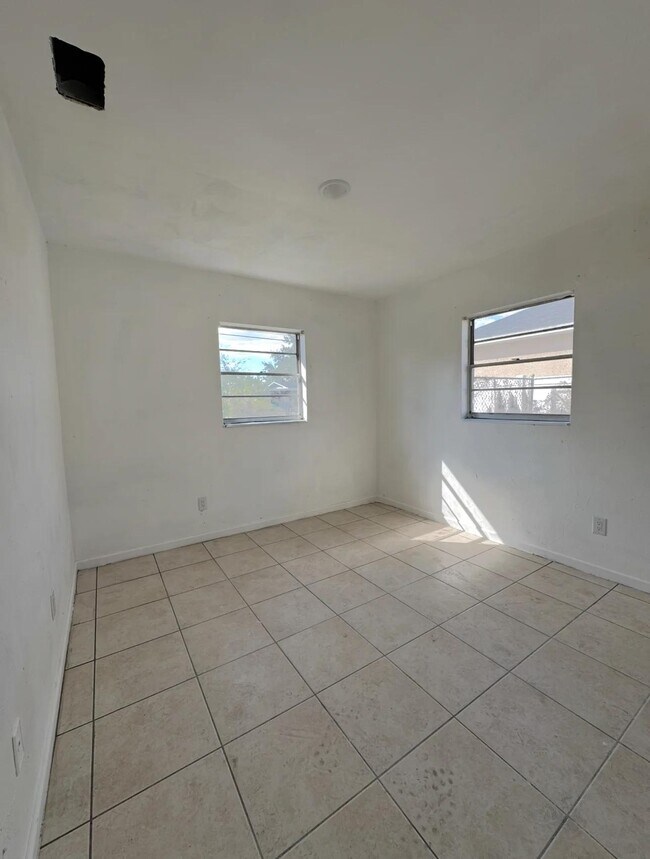 Building Photo - 1060 W Tee Cir