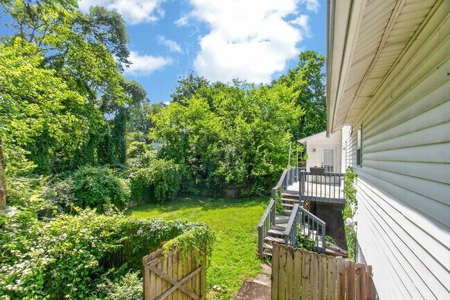 Building Photo - 3008 Lakeshore Dr