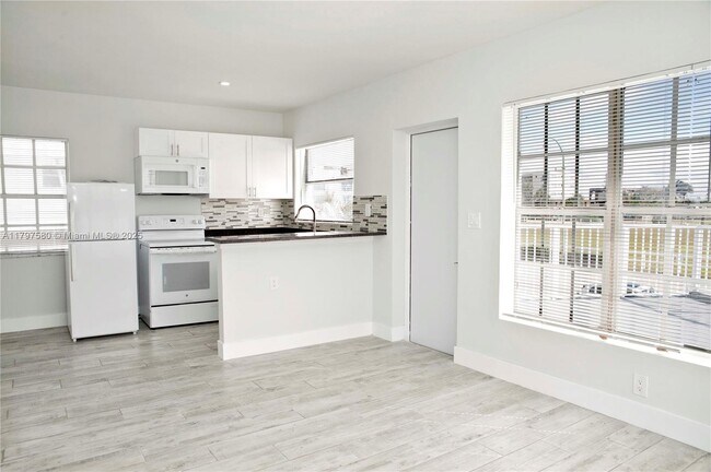 Building Photo - 4105 N Ocean Dr