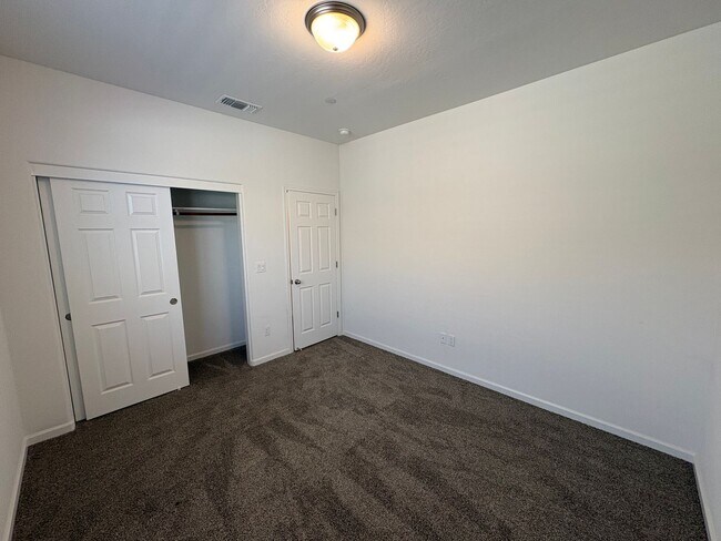Building Photo - 1620 W Porter Ave