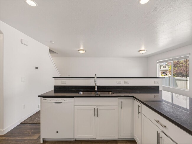 Building Photo - 98 E Harmony Ct