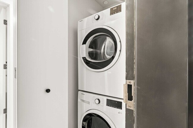 Building Photo - 121 NE 5th St