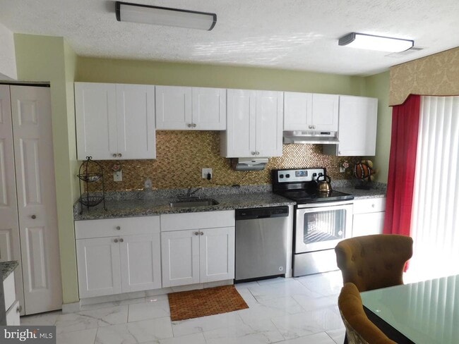 Building Photo - 10483 Campus Way S