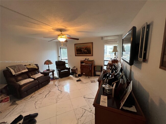 Building Photo - 4800 Bayview Dr