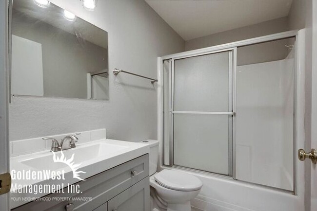 Building Photo - Spacious 3Bdm 2Ba Condo in Mission Valley ...