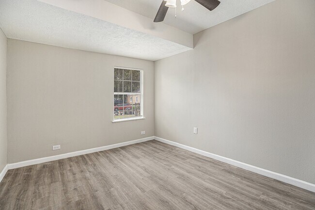 Building Photo - 812 7th Ave N