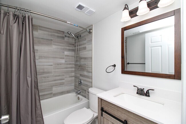 Building Photo - 2/2 REMODELED UNFURNISHED CONDO 1ST FLOOR ...