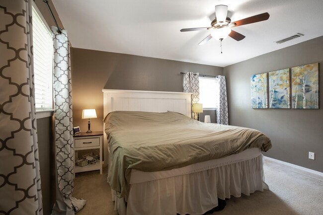 Building Photo - Lovely  3/BR 2/BA Home with Office & Sunro...