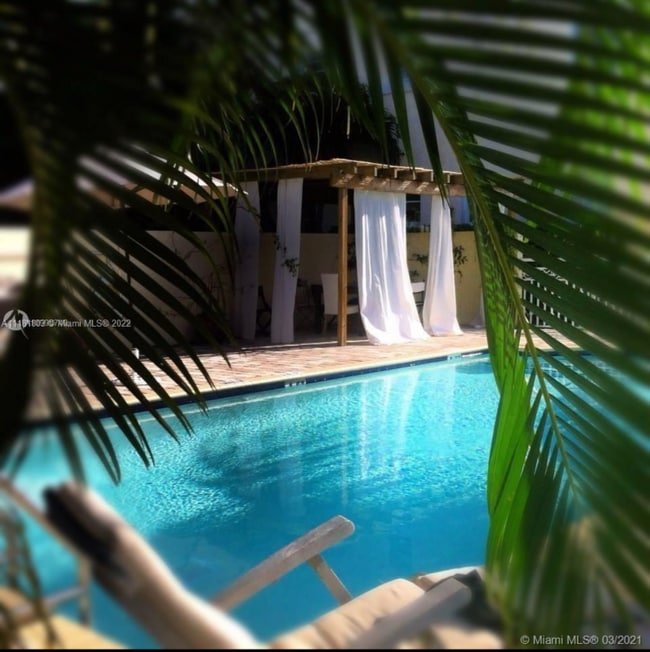 Building Photo - 4812 Pine Tree Dr