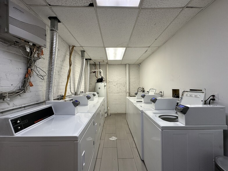 Building Photo - 909 W Dakin St