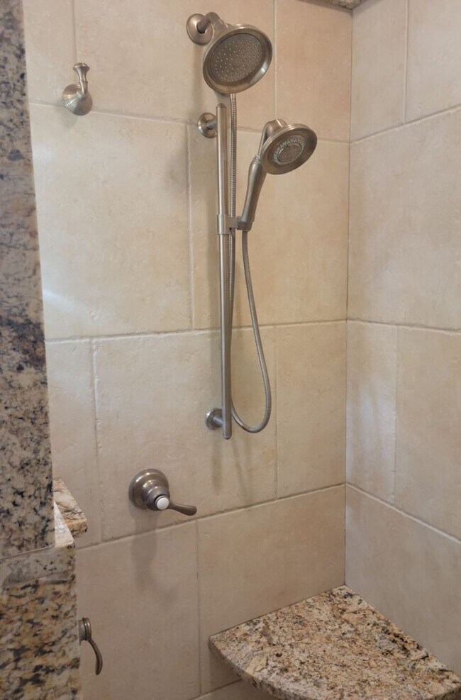 Building Photo - 3-Bedroom/2.5-Bath, Great Neighborhood