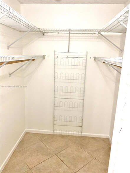 Building Photo - 6601 SW 116th Ct