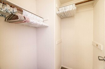 Building Photo - Cute 2 Bedroom Condo FOR RENT!