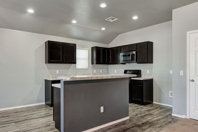 Building Photo - Gorgeous 4 Bed 2 Bath Home in Heart Of Mustang!!