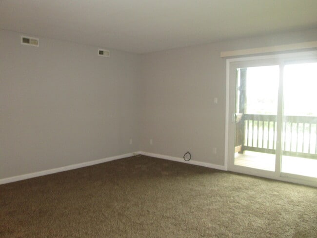 Building Photo - 800 Brook Dr