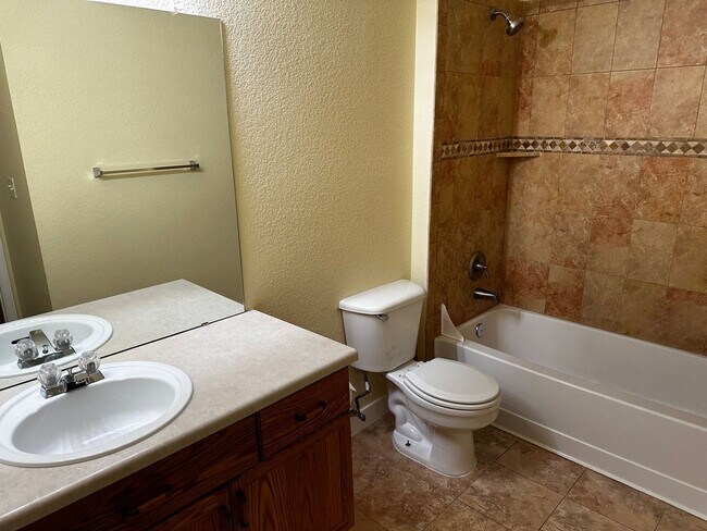 Building Photo - Move in Ready!!  3 Bedroom Condo - Cherry Grove - Aurora.....