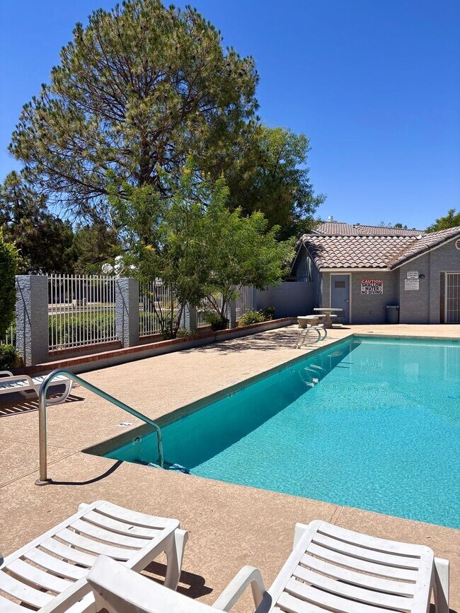 Building Photo - **WONDERFUL & SPACIOUS 3 BEDROOM/2.5 BATHROOM TOWNHOUSE IN CHANDLER (RAY & MCQUEEN)**