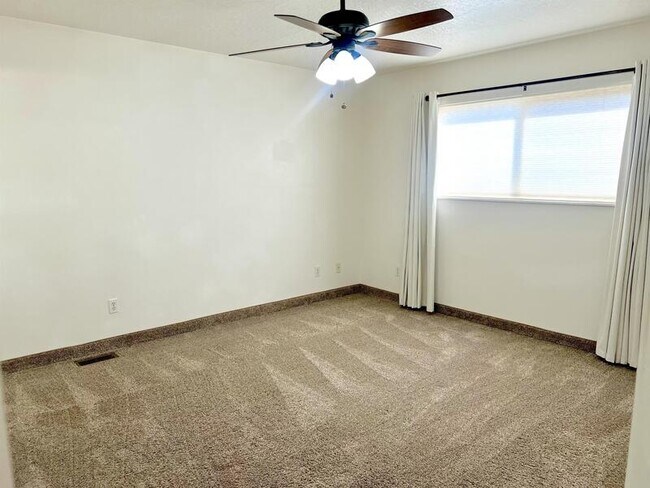 Building Photo - 465 Meadowlark Ln