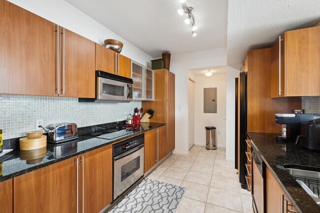 Building Photo - 1551 N Flagler Dr