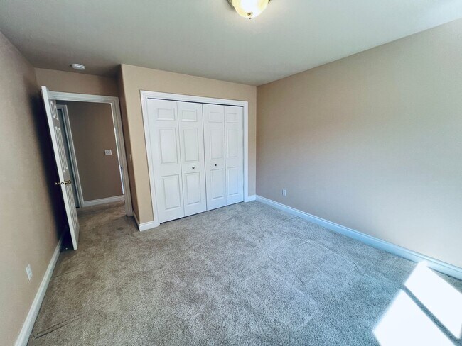 Building Photo - Beautiful 4 bedroom, 3 bath Mount Vernon Home