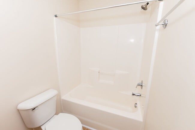 Building Photo - MOVE IN READY!!