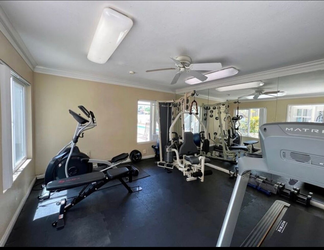 Building Photo - 3030 Suncrest Dr