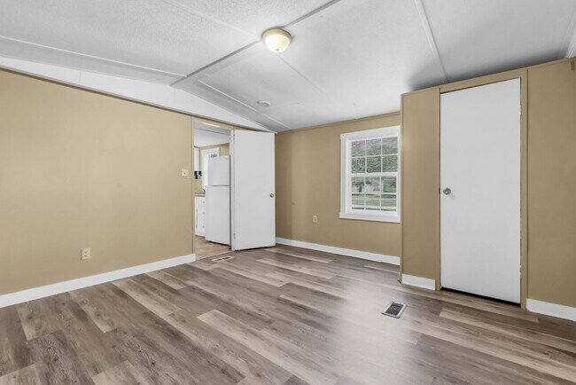 Building Photo - Cozy 3-bed 2-bath in a quiet spot.