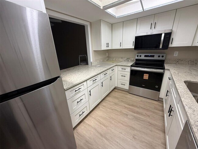 Building Photo - 3111 Riverside Dr