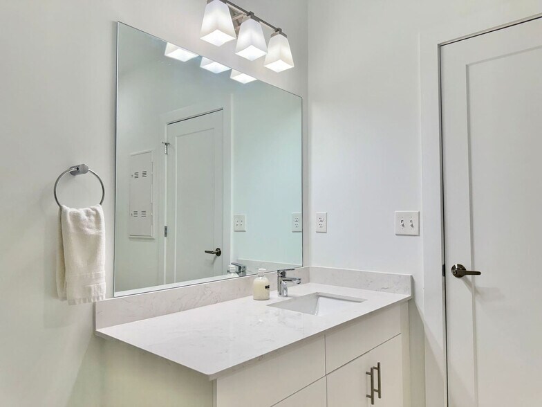 Building Photo - 525 Parkway Dr NE