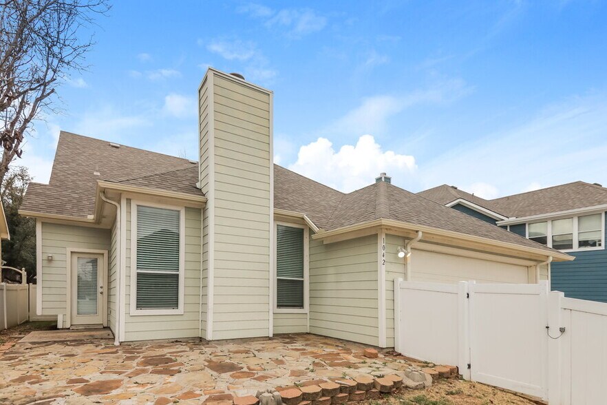 Building Photo - 1042 Devonshire Dr