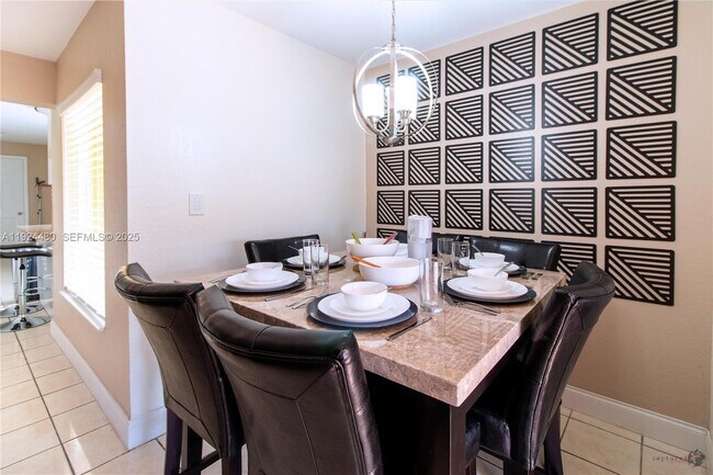 Building Photo - 985 SW 10th St