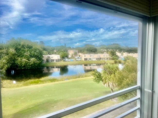 Building Photo - 1831 Sabal Palm Dr