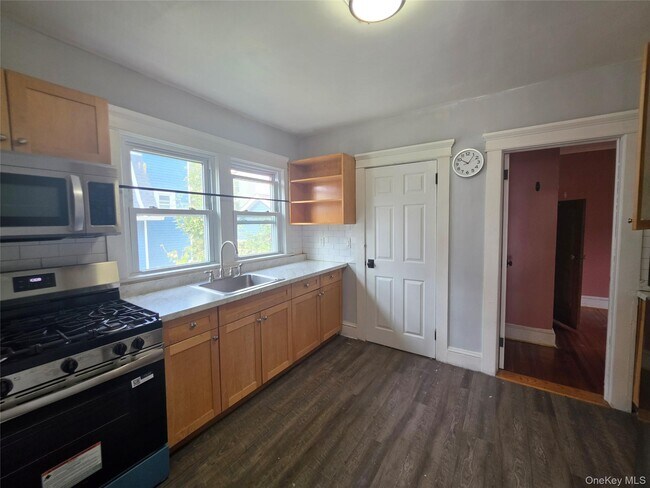 Building Photo - 81 Waring Pl