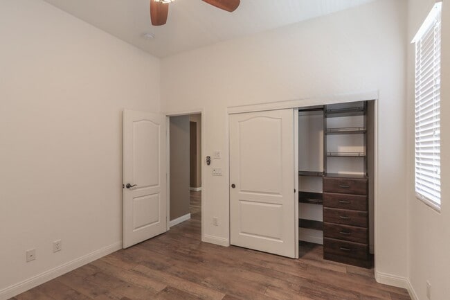 Building Photo - Fabulous Single Story 3 Bedroom Home Conve...