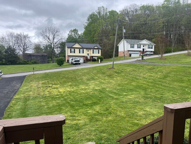 Building Photo - 3 bedroom / 2 bath + den located in Jonesborough