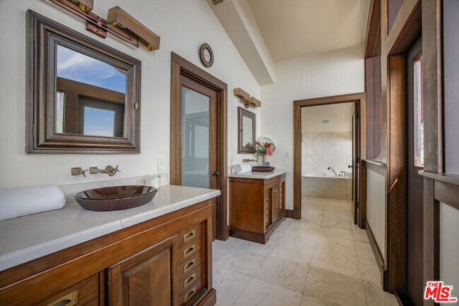 Building Photo - 620 Resolano Dr