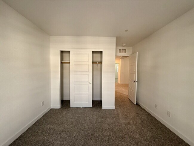 Building Photo - 3 BED 2.5 BATH 2 CAR GARAGE TOWNHOUSE IN CADENCE HENDERSON WITH LOFT