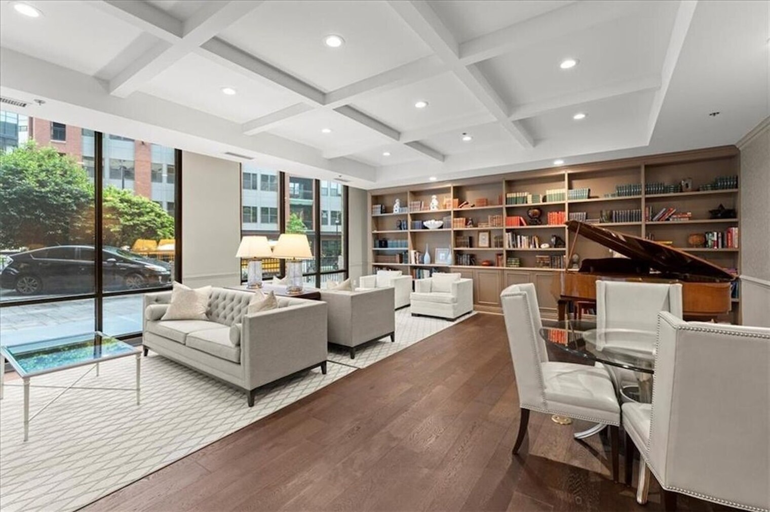 Building Photo - 3481 Lakeside Dr NE