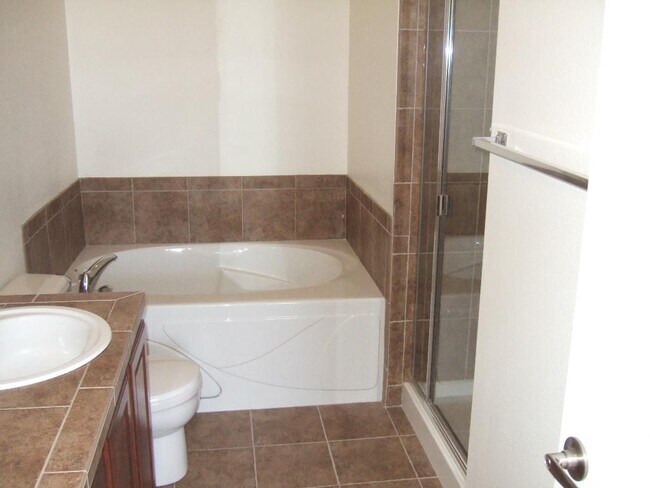 Building Photo - Rare Townhome in Park Hill with 2BR/2.5