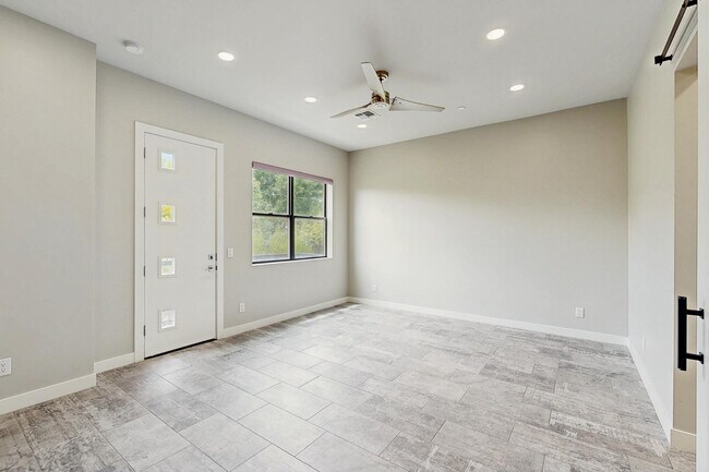 Building Photo - 2645 E Osborn Rd