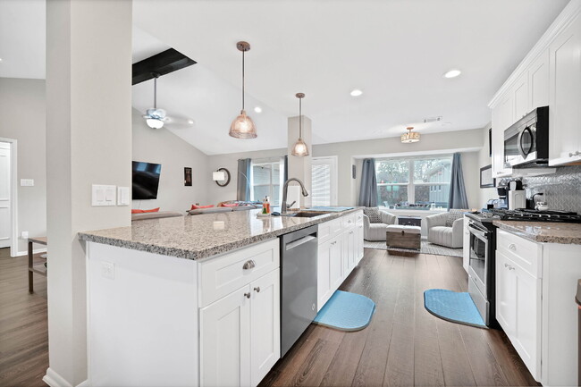 Building Photo - Charming 4-Bed Home with Granite Elegance in Sugar Land