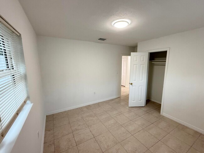 Building Photo - 912 SE Tarpon Ave