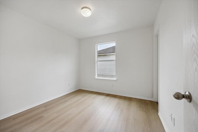 Building Photo - 210 Waterlily Way