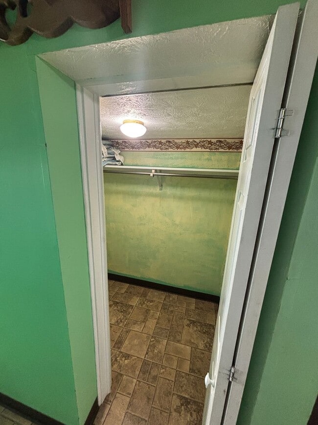 Building Photo - 4 Bedroom, 2 Bathroom House