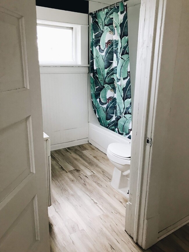 Building Photo - 2 Bed 1 Bath Home