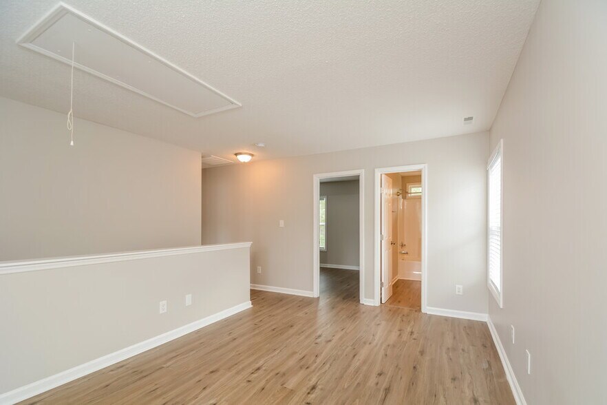 Building Photo - 5 Toms Rock Pl